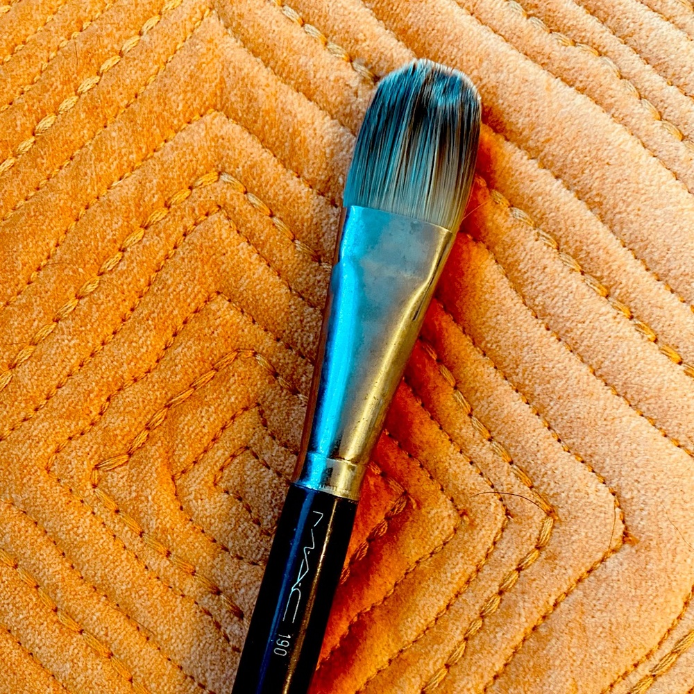 MAC 190 flat synthetic foundation brush contouring concealer